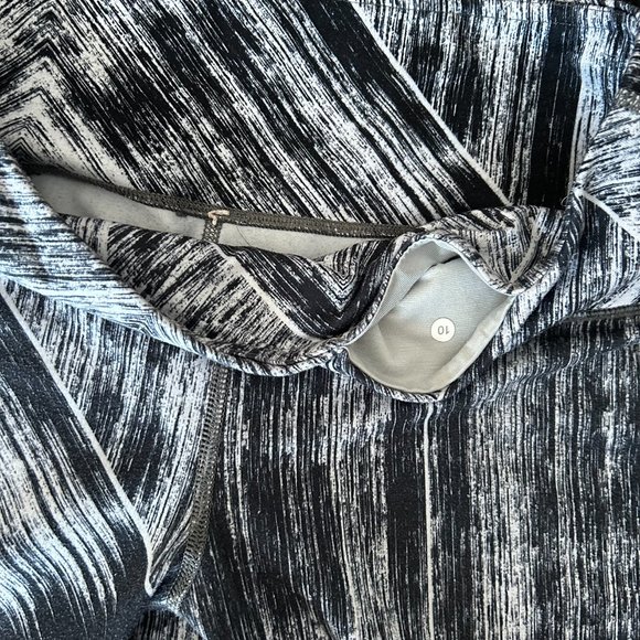 Lululemon Black White Capri Workout Pants 10 - Picture 3 of 4